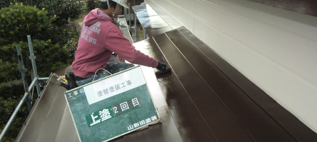 下地の状態や環境を考慮しながら、下塗り・中塗り・上塗りの3回塗りに外壁コーティング（クリア保護剤）の最大4回塗りで強い塗膜を作ります。壁や屋根を汚れや劣化から長期間守ります。