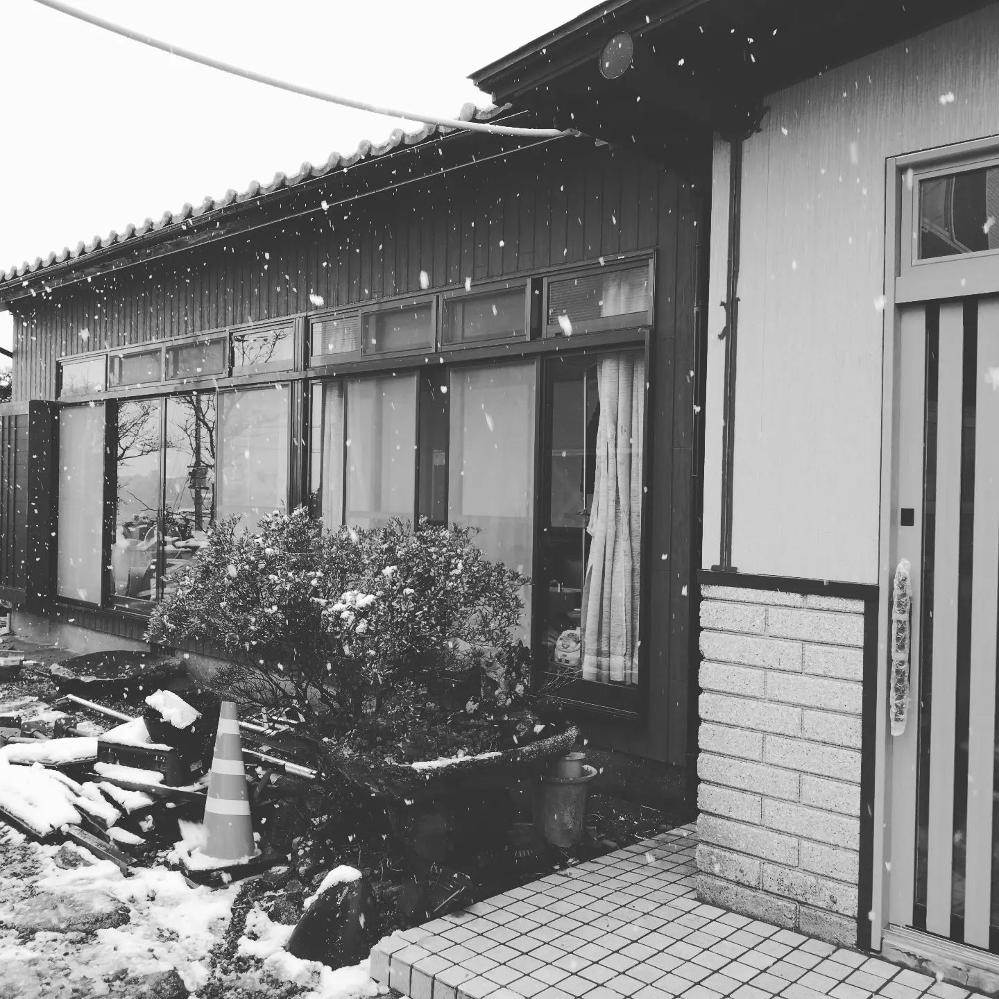 こんにちは寒いです寒い中足場の解体工事してます😑皆さんも風邪には気を付けてください外壁・屋根の事でお困りの事がございましたら、やまにた塗装にご相談ください！ホームページはプロフィールからご覧いただくか、やまにた塗装で検索🌍@yamanitatosou#やまにた塗装 #山新田塗装#長崎県の塗装業者#外壁塗装#屋根塗装#断熱塗装#断熱効果#遮熱効果#窓ガラスコーティング#結露防止#鉄骨塗装#足場工事#外壁洗浄#高圧洗浄#コーキング工事