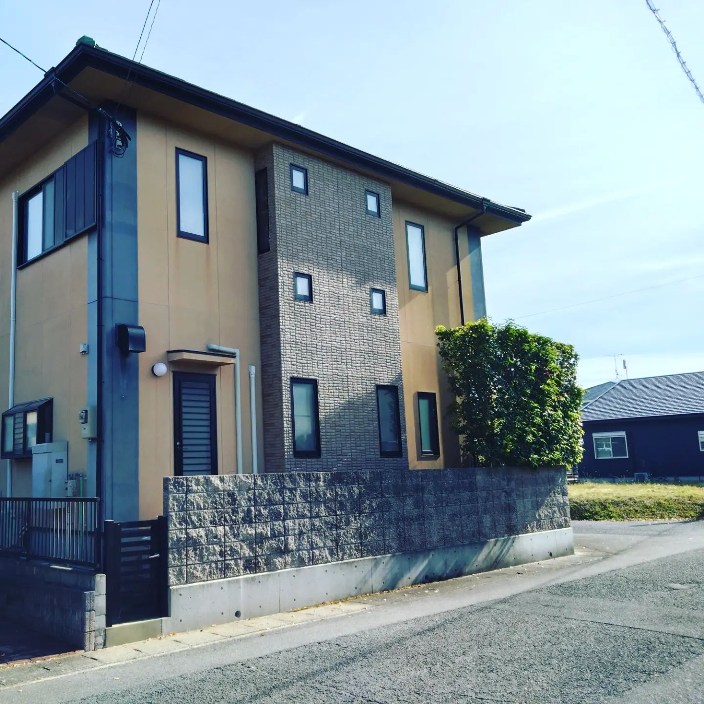 こんにちは毎日寒いですね体調管理には気をつけて下さい🤣以前施工させていただいた大村市のI様邸のご紹介です♬外壁塗装ラジカル塗装プラン期待耐候性年数　12年〜15年前の感じとは違うイメージとご依頼がありカラーを選びました‍♂️1枚目→ビフォー2枚目→アフターぜひご覧ください外壁・屋根の事でお困りの事がございましたら、やまにた塗装にご相談ください！ホームページはプロフィールからご覧いただくか、やまにた塗装で検索🌍@yamanitatosou#やまにた塗装 #山新田塗装#長崎県の塗装業者#外壁塗装#屋根塗装#断熱塗装#断熱効果#遮熱効果#窓ガラスコーティング#結露防止#鉄骨塗装#足場工事#外壁洗浄#高圧洗浄