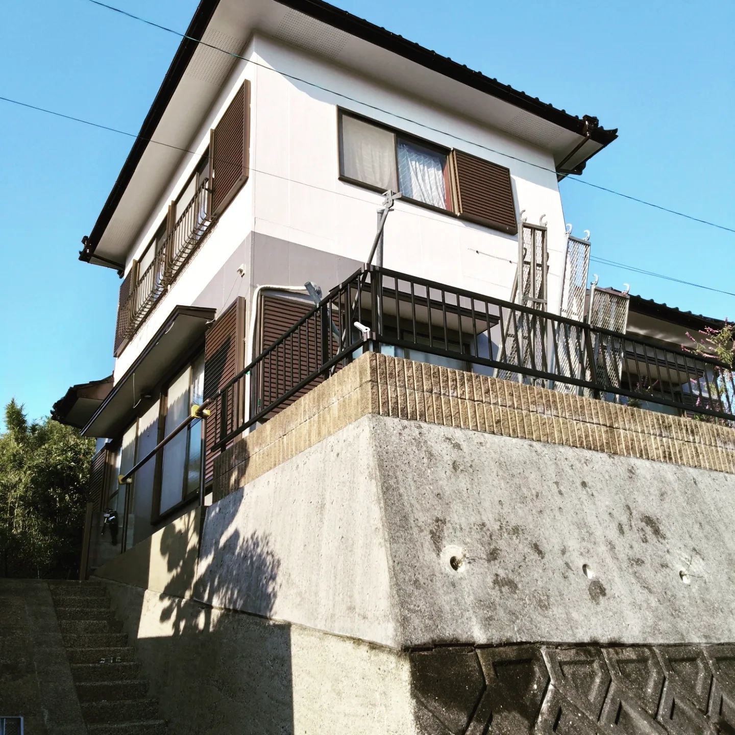 あけましておめでとうございます今年も一年よろしくお願いします先月工事が完了した物件を紹介します1枚目がAfter2枚目がBefore外壁・屋根の事でお困りの事がございましたら、やまにた塗装にご相談ください！ホームページはプロフィールからご覧いただくか、やまにた塗装で検索🌍@yamanitatosou#やまにた塗装 #山新田塗装#長崎県の塗装業者#外壁塗装#屋根塗装#断熱塗装#断熱効果#遮熱効果#窓ガラスコーティング#結露防止#鉄骨塗装#足場工事#外壁洗浄#高圧洗浄#諫早市の塗装業者