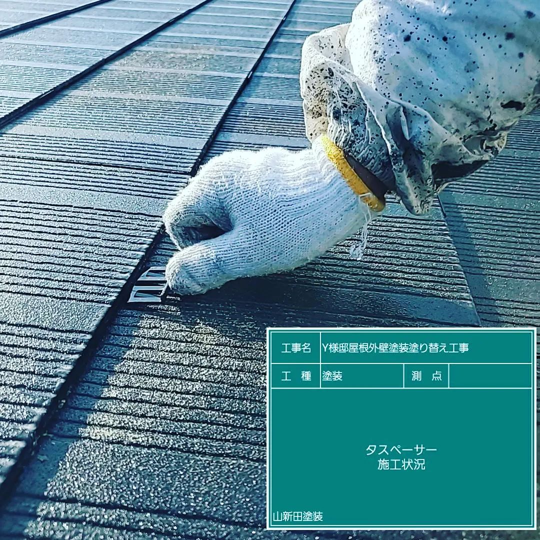 雨漏り防止の為にタスペーサー処理コロニアルの塗替塗装工事の時はこれが大切😀ひとつ、ひとつ丁寧にコロニアルに差し込んでいきます外壁・屋根の事でお困りの事がございましたら、やまにた塗装にご相談ください！ホームページはプロフィールからご覧いただくか、やまにた塗装で検索🌍@yamanitatosou#やまにた塗装 #山新田塗装#長崎県の塗装業者#外壁塗装#屋根塗装#断熱塗装#断熱効果#遮熱効果#窓ガラスコーティング#結露防止#鉄骨塗装#足場工事#外壁洗浄#高圧洗浄#諫早市の塗装業者#ポスティング#コーキング工事