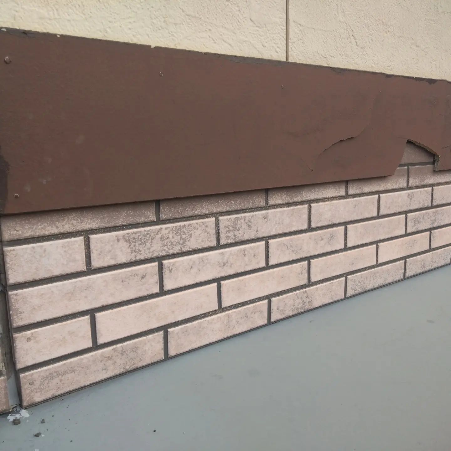 お客様から塗装以外の工事も出来ますかと依頼が有りました🤣任せて下さい雨樋の破損、幕板の破損、外装版の破損、屋根の破損など何かお困り事があればご相談下さい各種工事承ります外壁・屋根の事でお困りの事がございましたら、やまにた塗装にご相談ください！ホームページはプロフィールからご覧いただくか、やまにた塗装で検索🌍@yamanitatosouDMでも見積り依頼は可能です#やまにた塗装 #山新田塗装#長崎県の塗装業者#外壁塗装#屋根塗装#断熱塗装#断熱効果#遮熱効果#窓ガラスコーティング#結露防止#鉄骨塗装#足場工事#外壁洗浄#高圧洗浄#諫早市の塗装業者#コーキング工事#見積り#見積り無料