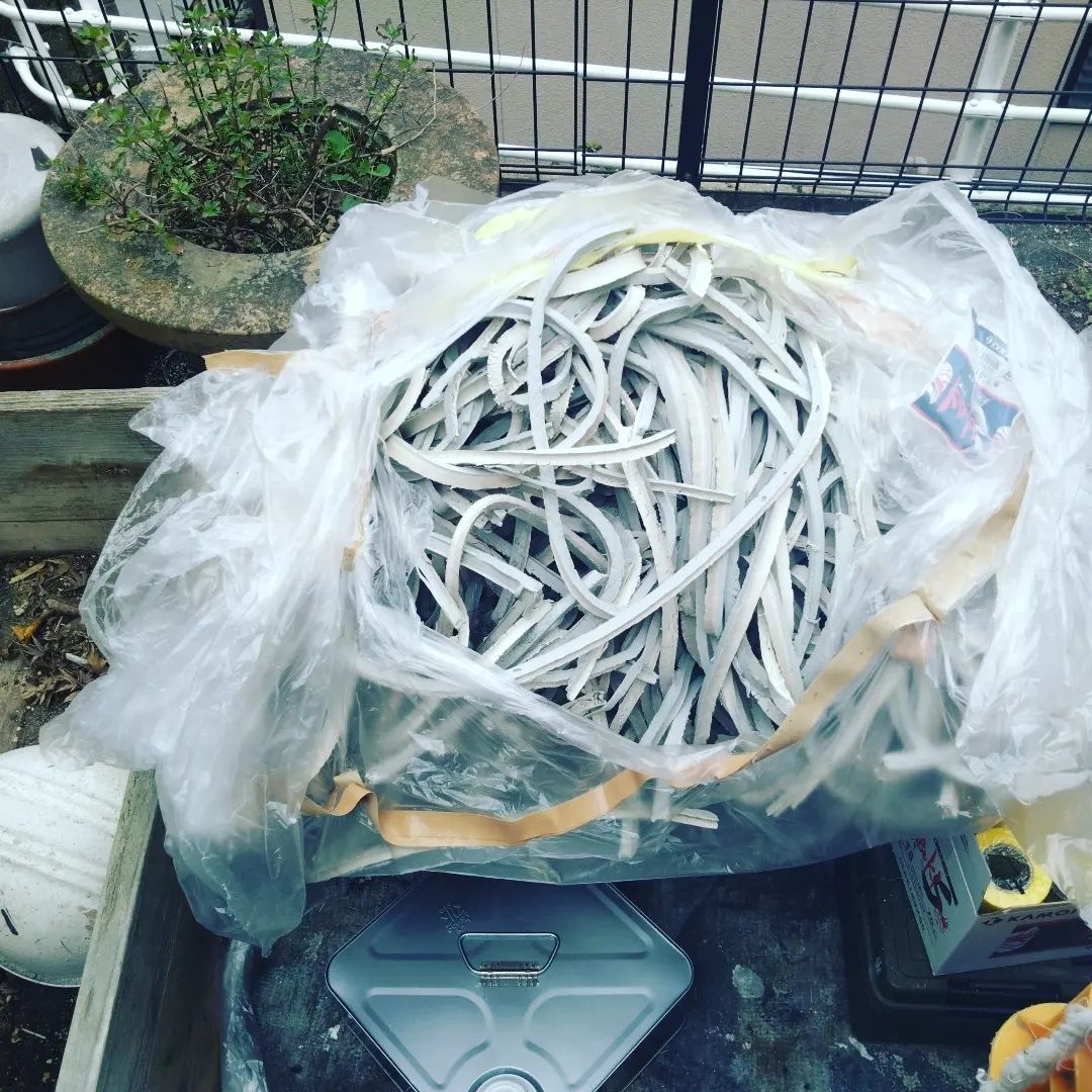 コーキングの剥ぎ取りを行いました1軒で凄い量のコーキングを撤去しましたコーキングの撤去は手抜きされやすいのでご注意を！！！外壁・屋根の事でお困りの事がございましたら、やまにた塗装にご相談ください！ホームページはプロフィールからご覧いただくか、やまにた塗装で検索🌍@yamanitatosouDMでも見積り依頼は可能です#やまにた塗装 #山新田塗装#長崎県の塗装業者#外壁塗装#屋根塗装#断熱塗装#断熱効果#遮熱効果#窓ガラスコーティング#結露防止#鉄骨塗装#足場工事#外壁洗浄#高圧洗浄#諫早市の塗装業者#コーキング工事