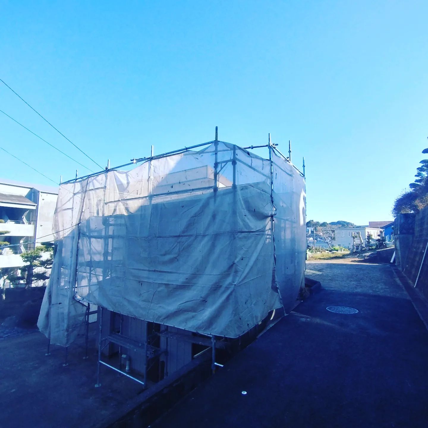 新しい現場です明日から頑張って作業を行っていきます外壁・屋根の事でお困りの事がございましたら、やまにた塗装にご相談ください！ホームページはプロフィールからご覧いただくか、やまにた塗装で検索🌍@yamanitatosouDMでも見積り依頼は可能です#やまにた塗装 #山新田塗装#長崎県の塗装業者#外壁塗装#屋根塗装#断熱塗装#断熱効果#遮熱効果#窓ガラスコーティング#結露防止#鉄骨塗装#足場工事#外壁洗浄#高圧洗浄#諫早市の塗装業者#コーキング工事#抽選#塗装業イベント