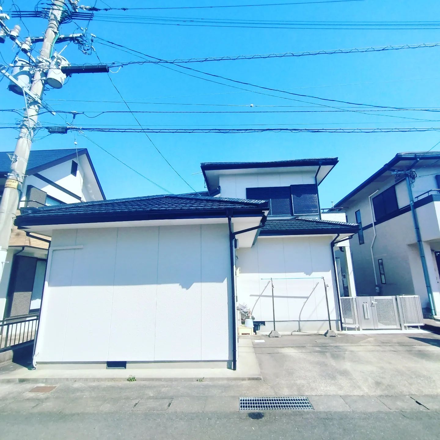 定期点検に行ってきました何ごともなく完了しました定期点検を行なっていたら隣りの家の方から見積りの依頼を頼まれましたありがとうございますここの団地の方からは4軒ほど仕事を紹介していただきましたありがとうございます外壁・屋根の事でお困りの事がございましたら、やまにた塗装にご相談ください！ホームページはプロフィールからご覧いただくか、やまにた塗装で検索🌍@yamanitatosouDMでも見積り依頼は可能です#やまにた塗装 #山新田塗装#長崎県の塗装業者#外壁塗装#屋根塗装#断熱塗装#断熱効果#遮熱効果#窓ガラスコーティング#結露防止#鉄骨塗装#足場工事#外壁洗浄#高圧洗浄#諫早市の塗装業者#コーキング工事#抽選#塗装業イベント