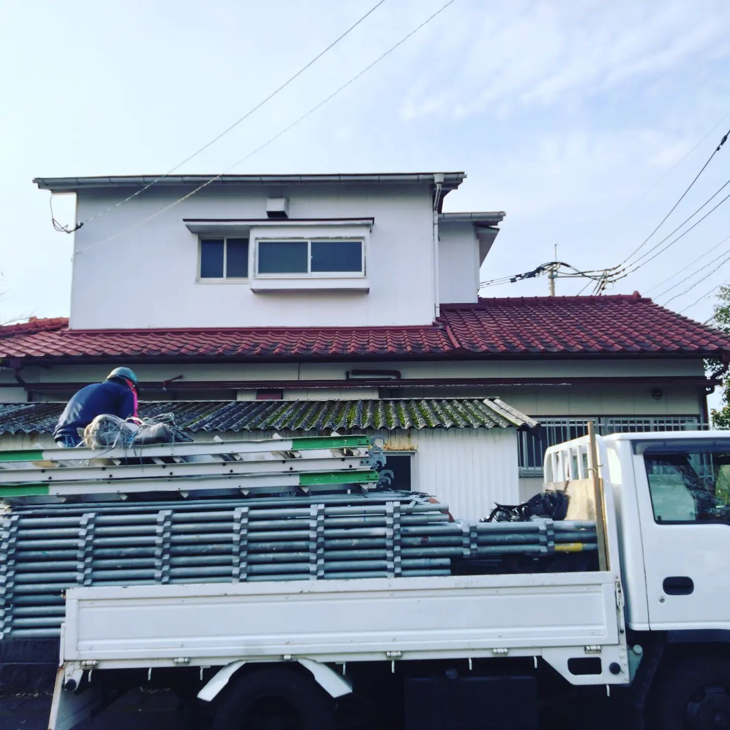 今日から新しい現場を開始します外壁・屋根の事でお困りの事がございましたら、やまにた塗装にご相談ください！ホームページはプロフィールからご覧いただくか、やまにた塗装で検索🌍@yamanitatosouDMでも見積り依頼は可能です#やまにた塗装 #山新田塗装#長崎県の塗装業者#外壁塗装#屋根塗装#断熱塗装#断熱効果#遮熱効果#窓ガラスコーティング#結露防止#鉄骨塗装#足場工事#外壁洗浄#高圧洗浄#諫早市の塗装業者#コーキング工事#抽選#塗装業イベント