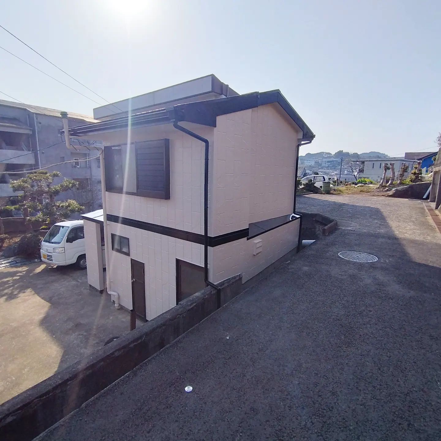 諫早市小川町の塗装工事が完了しましたシリコンプランでの塗装工事を行ないましたありがとうございますお客様のご要望に合わせた工事も行えます外壁・屋根の事でお困りの事がございましたら、やまにた塗装にご相談ください！ホームページはプロフィールからご覧いただくか、やまにた塗装で検索🌍@yamanitatosouDMでも見積り依頼は可能です#やまにた塗装 #山新田塗装#長崎県の塗装業者#外壁塗装#屋根塗装#断熱塗装#断熱効果#遮熱効果#窓ガラスコーティング#結露防止#鉄骨塗装#足場工事#外壁洗浄#高圧洗浄#諫早市の塗装業者#コーキング工事#抽選#塗装業イベント