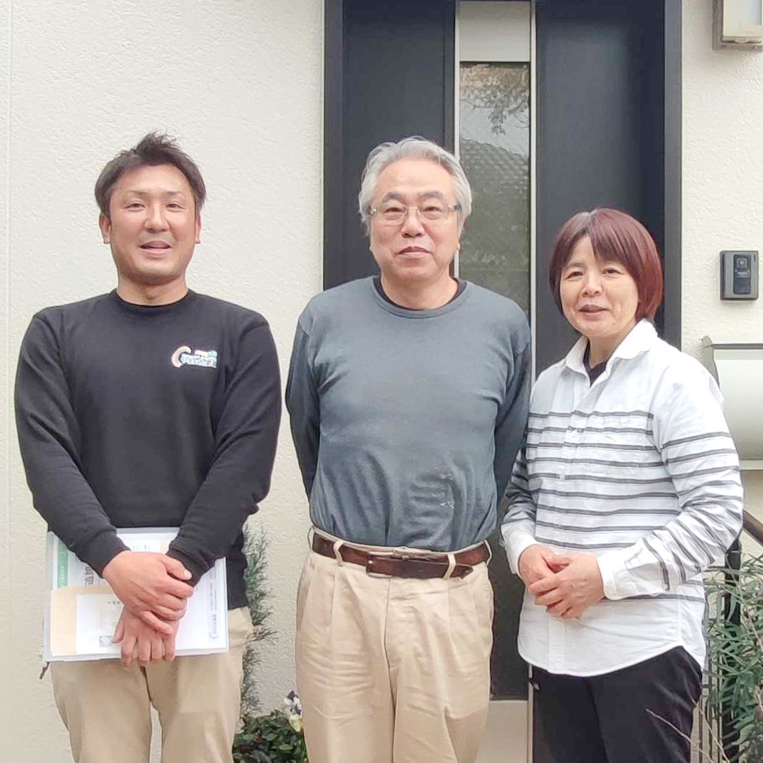 長崎市　施工事例・インタビュー　Y様邸本日は新春企画の半額キャンペーンのお客様の施工が完了しましたので、撮影とインタビューをさせていただきました！3社にお見積りされており、お見積もりの際の丁寧な説明と対応による安心感が決めてとおっしゃって頂きました。仕上がりも満足いただき、こころよくインタビューや撮影にもご協力いただけて本当にやりがいを感じました。やまにた塗装があるのは、お客様あってのことなので、これからもお客様に感謝しプロとして高品質で低価格な外壁・屋根塗装をご提供してまいります。キャンペーンも半額はやりすぎじゃないか？って言われましたが大変喜んでいただき、今後も皆様にお得な企画やキャンペーンなど色々考えて行きたいと思います！#外壁塗装キャンペーン #施工事例 #工事進捗 #お客様の声======================================外壁・屋根の事でお困りの事がございましたら、やまにた塗装にご相談ください！ホームページはプロフィールからご覧いただくか、やまにた塗装で検索🌍@yamanitatosouDMでも見積り依頼は可能です#やまにた塗装 #山新田塗装 #外壁塗装 #外壁塗装工事 #外壁リフォーム #外装塗装 #外装リフォーム #塗装工事 #塗装見積もり #塗装職人 #塗装会社 #建築塗装 #屋根塗装 #断熱塗装 #防水塗装 #住宅塗装 #外壁塗り替え #外壁塗料 #外壁メンテナンス #外壁診断 #外壁塗装の前後 #外壁塗装のおすすめ #リフォーム #住宅リフォーム #新築戸建て #断熱性能