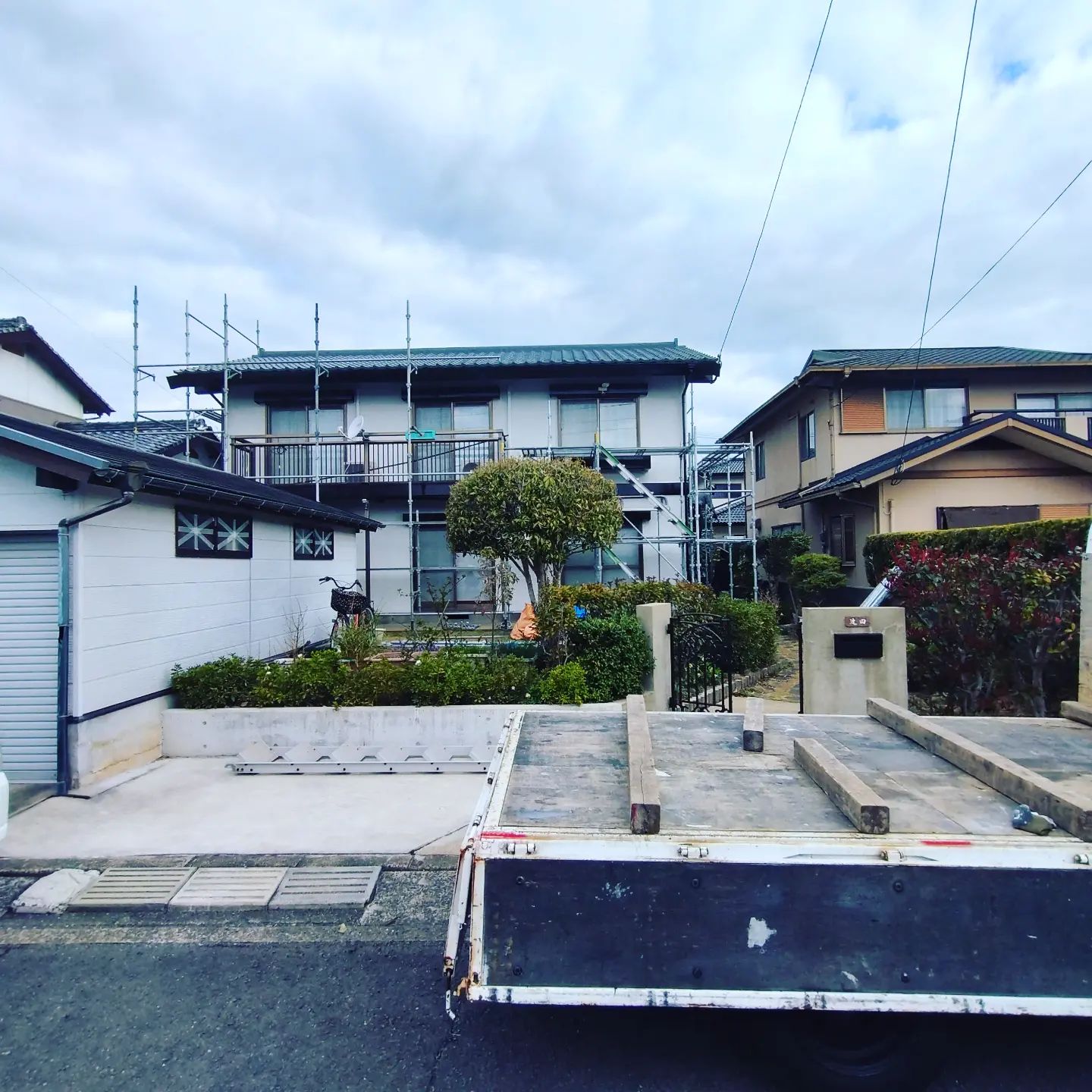 お疲れ様です諫早市多良見町の工事が完了しました今日は足場の解体工事を行なってます🤣フッ素プランでの工事でしたピカピカでめちゃくちゃ綺麗です明日からは長崎市鶴の尾町の工事を開始します外壁・屋根の事でお困りの事がございましたら、やまにた塗装にご相談ください！ホームページはプロフィールからご覧いただくか、やまにた塗装で検索🌍@yamanitatosouDMでも見積り依頼は可能です#やまにた塗装 #山新田塗装#長崎県の塗装業者#外壁塗装#屋根塗装#断熱塗装#断熱効果#遮熱効果#窓ガラスコーティング#結露防止#鉄骨塗装#足場工事#外壁洗浄#高圧洗浄#諫早市の塗装業者#コーキング工事#抽選#塗装業イベント