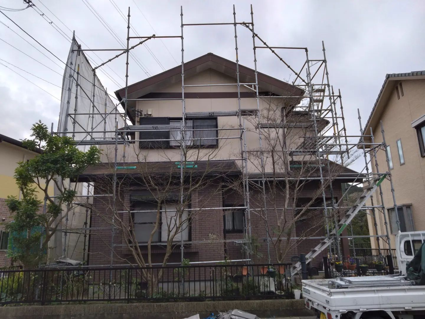 長崎市鶴の尾町の塗装工事を開始しました塗装工事プランはフッ素プランで契約いただきましたありがとうございます屋根・外壁の高圧洗浄を行ないましたお客様から満足していただけるよう頑張ります外壁・屋根の事でお困りの事がございましたら、やまにた塗装にご相談ください！ホームページはプロフィールからご覧いただくか、やまにた塗装で検索🌍@yamanitatosouDMでも見積り依頼は可能です#やまにた塗装 #山新田塗装#長崎県の塗装業者#外壁塗装#屋根塗装#断熱塗装#断熱効果#遮熱効果#窓ガラスコーティング#結露防止#鉄骨塗装#足場工事#外壁洗浄#高圧洗浄#諫早市の塗装業者#コーキング工事#抽選#塗装業イベント