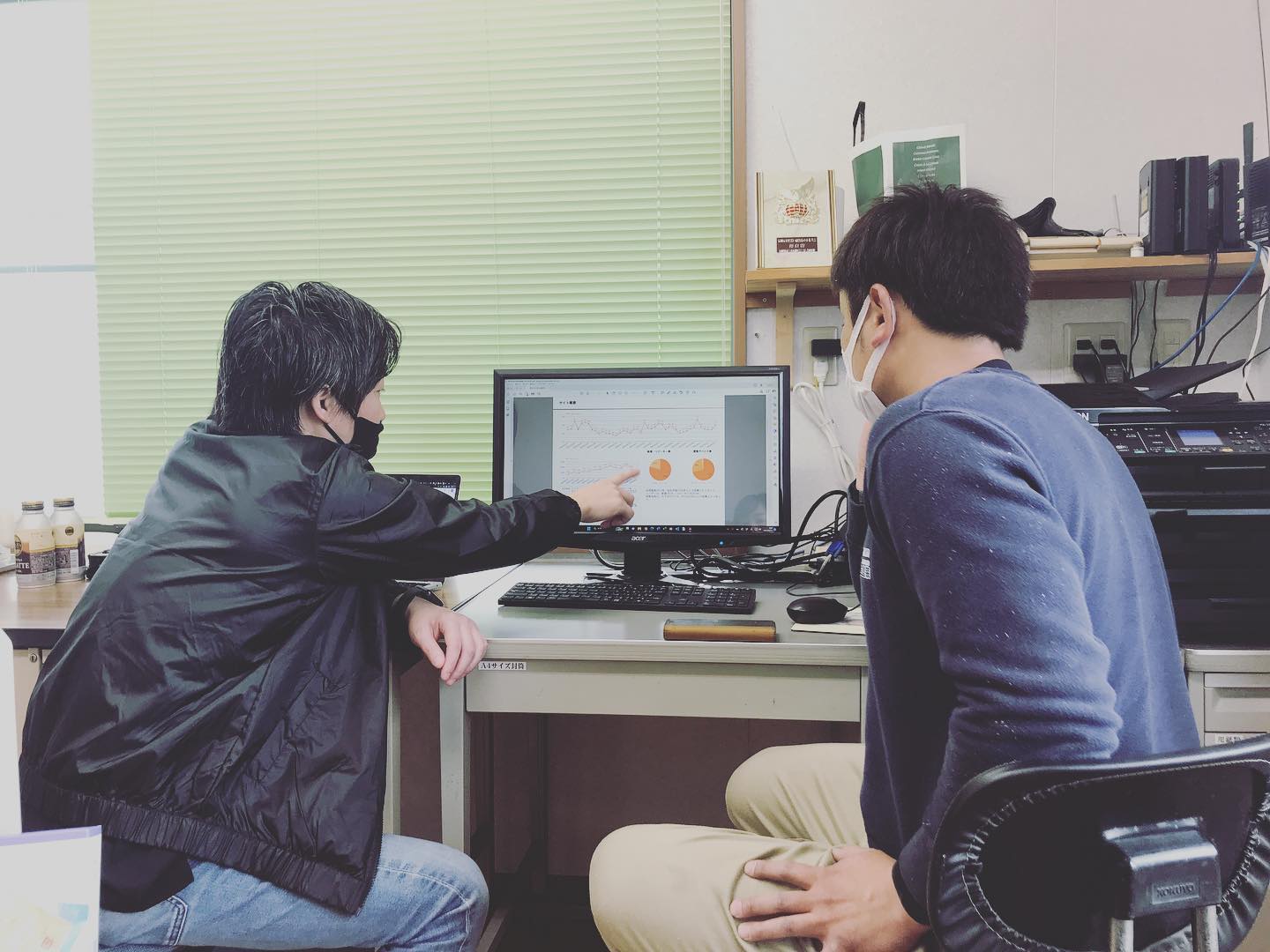 、おはようございます朝は冷えますが昼間は過ごしやすくなりましたね先日、PROCSさんと打ち合わせを行いました🖥次に力を入れていく所、改善点などを話し合い意見を出し合ってます今年行いました新春企画１２月頃また新たなキャンペーンを考え中です塗り替え予定の方やご興味がある方はぜひお楽しみに〜🤗不定期ですが、ストーリーで塗装に関する質問などを受け付けておりますちょっとした疑問でもなんでも大丈夫です‍♀️現場に出ている社長、職人がお答えしますのでお気軽にご質問ください今後はお客様の意見を取り入れるためのアンケートなどもやっていこうと思いますお楽しみに🤗外壁・屋根の事でお困りの事がございましたら、やまにた塗装にご相談ください！ホームページはプロフィールからご覧いただくか、やまにた塗装で検索🌍@yamanitatosou#やまにた塗装 #山新田塗装#長崎県の塗装業者#外壁塗装#屋根塗装#断熱塗装#断熱効果#遮熱効果#窓ガラスコーティング#結露防止#鉄骨塗装#足場工事#外壁洗浄#高圧洗浄#質問受け付けます#打ち合わせ風景#真剣です#勉強になります#キャンペーン考え中