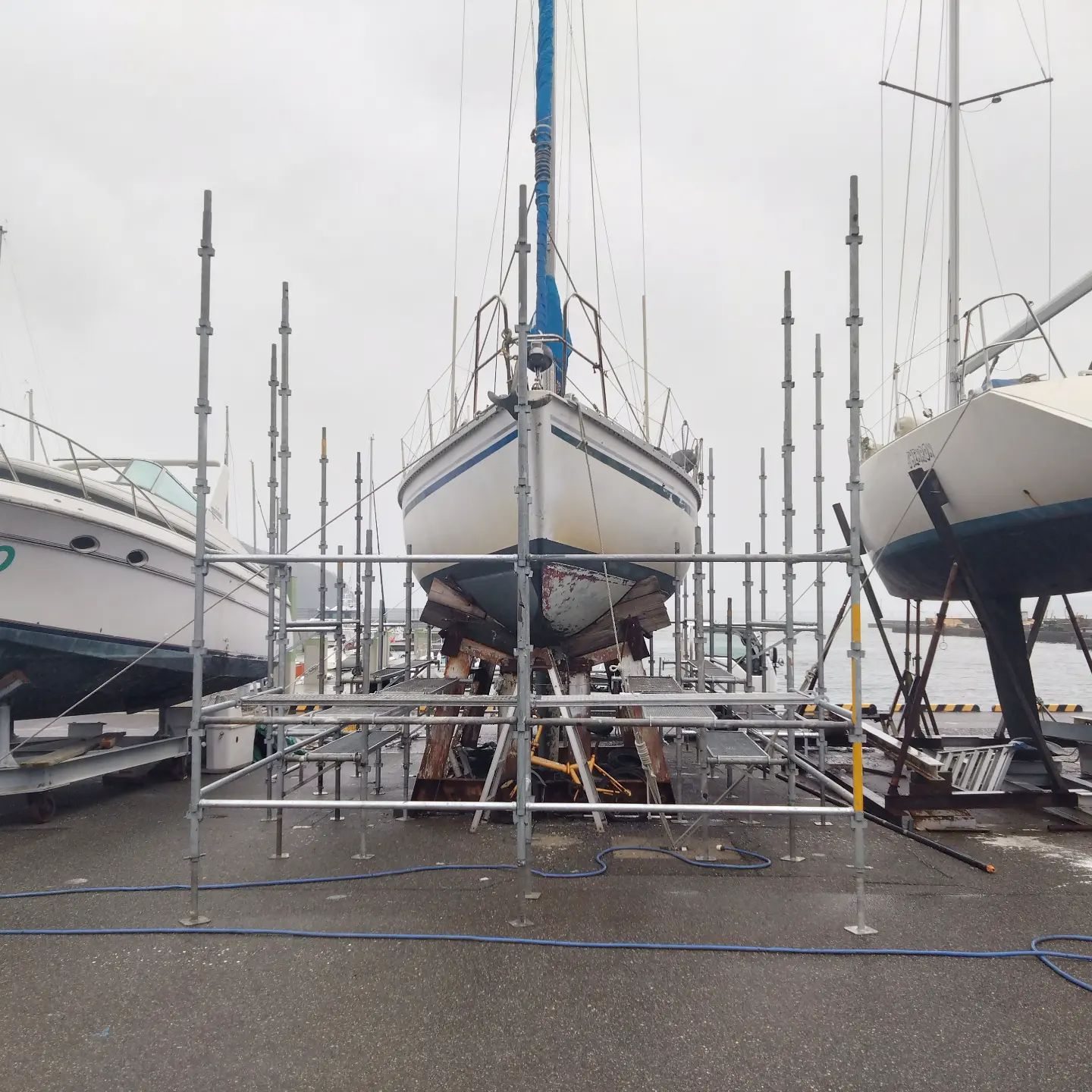 雨の中ヨット塗装工事用の足場を組みましたヨットを塗るのは初めてですが綺麗に仕上がるように頑張りますヨットなどの塗装工事も今後は行なっていきたいと思ってます塗装工事プランはシリコンプランで契約いただきましたありがとうございますお客様から満足していただけるよう頑張ります外壁・屋根の事でお困りの事がございましたら、やまにた塗装にご相談ください！ホームページはプロフィールからご覧いただくか、やまにた塗装で検索🌍@yamanitatosouDMでも見積り依頼は可能です#やまにた塗装 #山新田塗装#長崎県の塗装業者#外壁塗装#屋根塗装#断熱塗装#断熱効果#遮熱効果#窓ガラスコーティング#結露防止#鉄骨塗装#足場工事#外壁洗浄#高圧洗浄#諫早市の塗装業者#コーキング工事#抽選#塗装業イベント