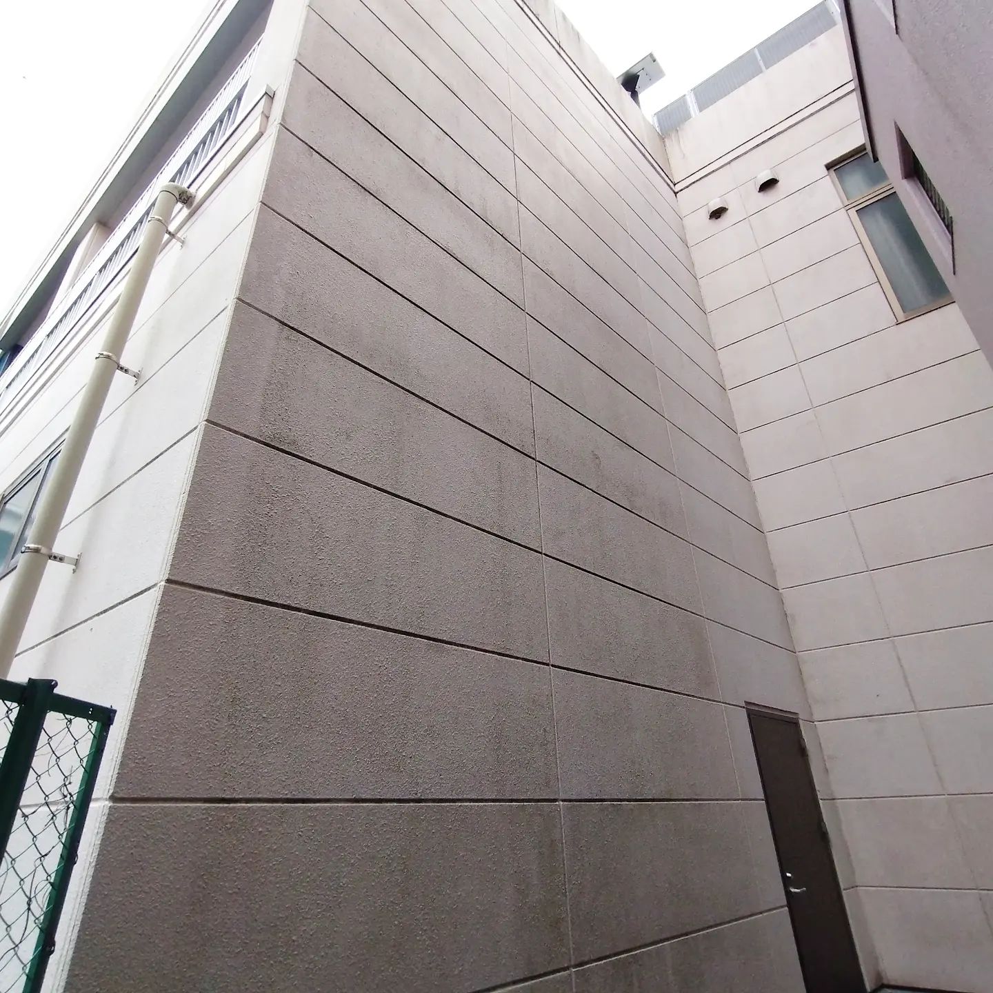 諫早市ビルの漏水工事の現調に来ましたコーキングが劣化して漏水してるみたいです漏水を直せるように頑張ります外壁・屋根の事でお困りの事がございましたら、やまにた塗装にご相談ください！ホームページはプロフィールからご覧いただくか、やまにた塗装で検索🌍@yamanitatosouDMでも見積り依頼は可能です#やまにた塗装 #山新田塗装#長崎県の塗装業者#外壁塗装#屋根塗装#断熱塗装#断熱効果#遮熱効果#窓ガラスコーティング#結露防止#鉄骨塗装#足場工事#外壁洗浄#高圧洗浄#諫早市の塗装業者#コーキング工事#抽選#塗装業イベント