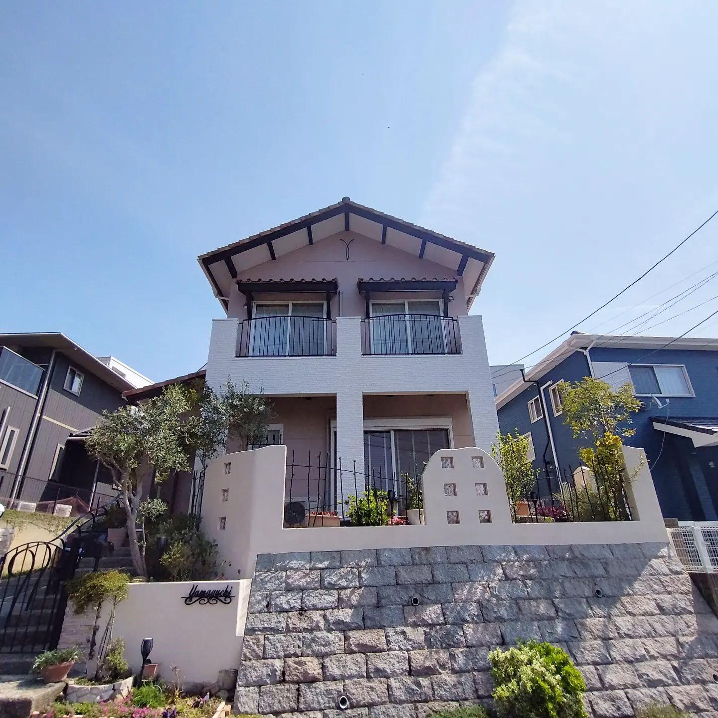 長崎市みなと坂の一年点検に行ってきましたラジカルプランでの工事を行ないました一年が経過しましたがピカピカで綺麗でした😀お客様から満足していただけるよう頑張ります外壁・屋根の事でお困りの事がございましたら、やまにた塗装にご相談ください！ホームページはプロフィールからご覧いただくか、やまにた塗装で検索🌍@yamanitatosouDMでも見積り依頼は可能です#やまにた塗装 #山新田塗装#長崎県の塗装業者#外壁塗装#屋根塗装#断熱塗装#断熱効果#遮熱効果#窓ガラスコーティング#結露防止#鉄骨塗装#足場工事#外壁洗浄#高圧洗浄#諫早市の塗装業者#コーキング工事#抽選#塗装業イベント