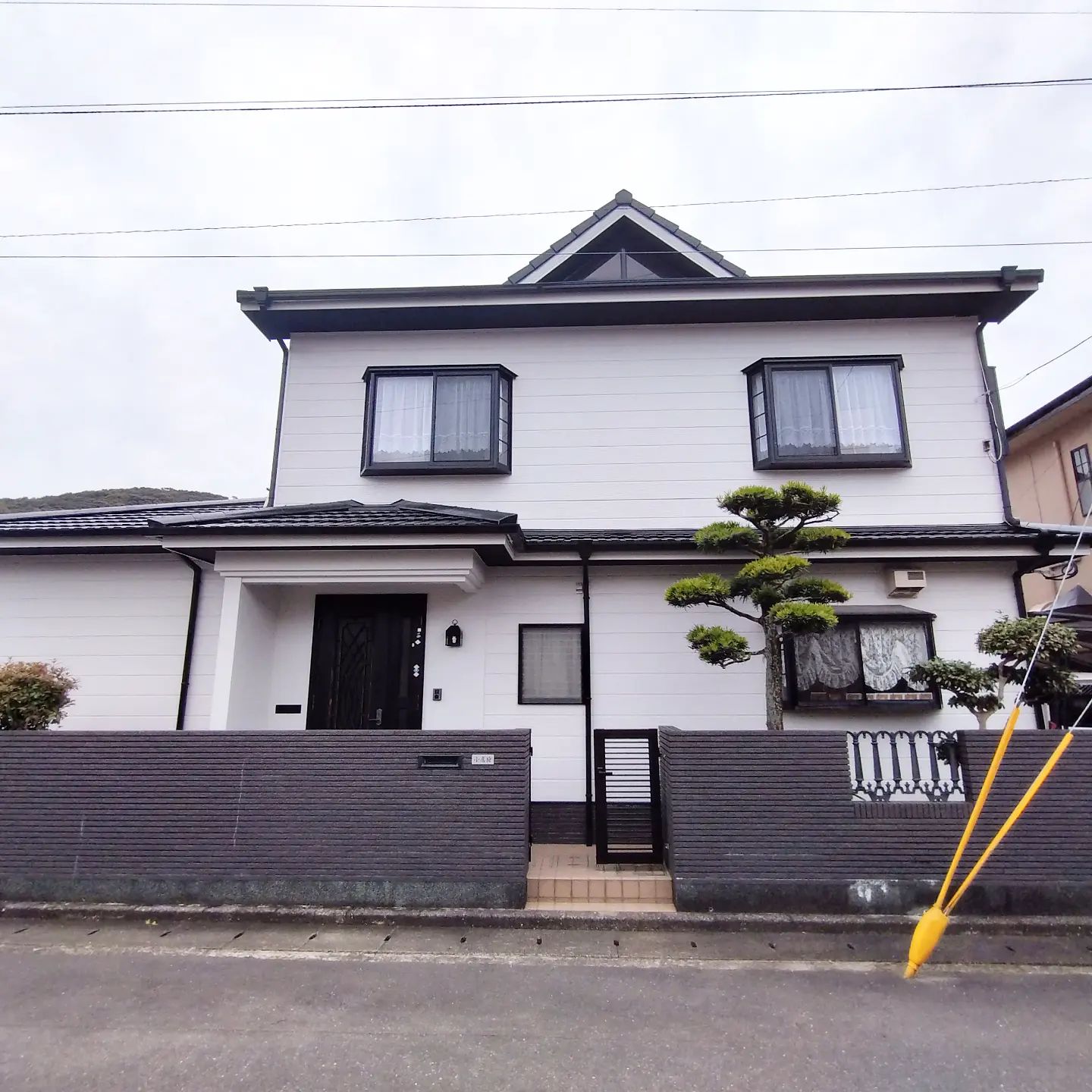 諫早市多良見町の方の3年点検に行って来ました今日は点検が終わってからお客様にインタビューをさせてもらいましたありがとうございます😀後日インタビューの時の詳細をインスタとHPにアップさせていただきます🤣外壁・屋根の事でお困りの事がございましたら、やまにた塗装にご相談ください！ホームページはプロフィールからご覧いただくか、やまにた塗装で検索🌍@yamanitatosouDMでも見積り依頼は可能です#やまにた塗装 #山新田塗装#長崎県の塗装業者#外壁塗装#屋根塗装#断熱塗装#断熱効果#遮熱効果#窓ガラスコーティング#結露防止#鉄骨塗装#足場工事#外壁洗浄#高圧洗浄#諫早市の塗装業者#コーキング工事#抽選#塗装業イベント