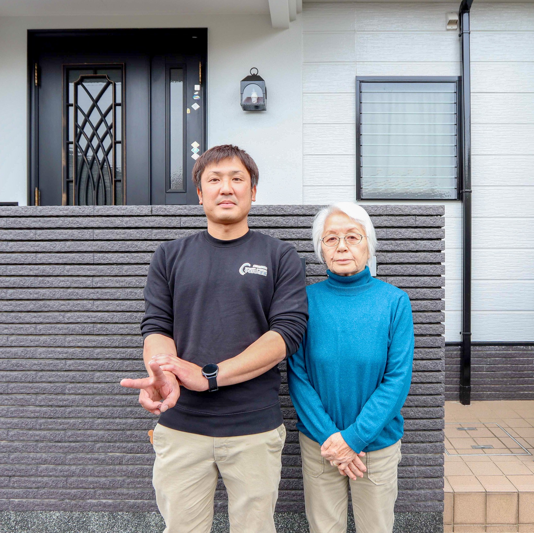 長崎市　施工事例・インタビュー　K様邸先日3年点検を行なったお客様に撮影とインタビューをさせていただきました！快く引き受けてくださり大変感謝しております。1度目の塗装から20年経って、2回目の外壁塗装にてやまにた塗装にご依頼いただきました。3年経った今でもお家の事でお困りの際は、やまにた塗装にご相談してくれ、頼ってくれて大変嬉しく思います♪たまにお菓子など持ってきてくれます♪インタビュー詳細はHPに掲載しております。https://yamanita-tosou.com/voice/5543/やまにた塗装では、1年・3年・5年・7年と定期点検を実施しておりますのでお客様と定期的に接する事でお客様との信頼関係と長いお付き合いをさせていただいております。外壁塗装以外の事でもお家の事でお困りの際は是非、やまにた塗装へご相談ください♪#外壁塗装キャンペーン #施工事例 #工事進捗 #お客様の声======================================外壁・屋根の事でお困りの事がございましたら、やまにた塗装にご相談ください！ホームページはプロフィールからご覧いただくか、やまにた塗装で検索🌍@yamanitatosouDMでも見積り依頼は可能です#やまにた塗装 #山新田塗装 #外壁塗装 #外壁塗装工事 #外壁リフォーム #外装塗装 #外装リフォーム #塗装工事 #塗装見積もり #塗装職人 #塗装会社 #建築塗装 #屋根塗装 #断熱塗装 #防水塗装 #住宅塗装 #外壁塗り替え #外壁塗料 #外壁メンテナンス #外壁診断 #外壁塗装の前後 #外壁塗装のおすすめ #リフォーム #住宅リフォーム #新築戸建て #断熱性能